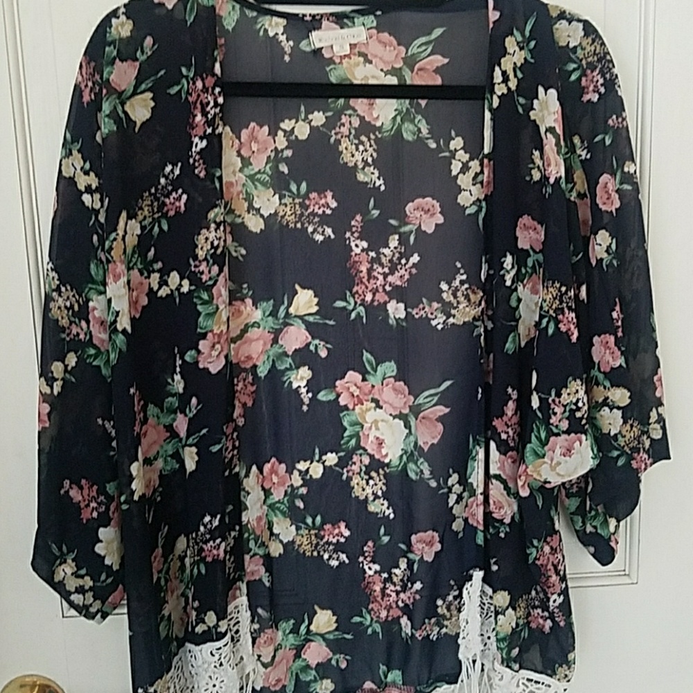 4/25 Floral kimono fringe detail summer ready